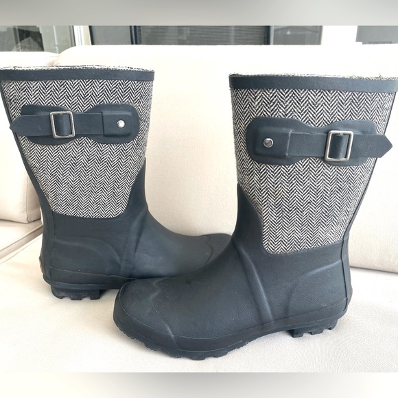 Chooka | Matte Black & Herringbone Mid-Rise Rain Boot - Picture 7 of 11